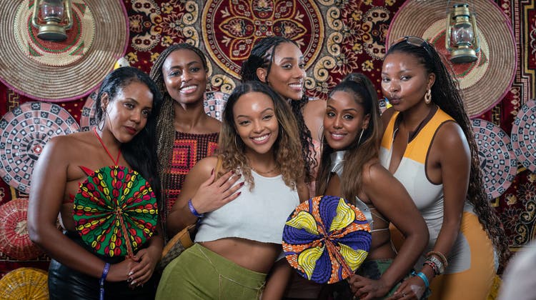 Sie erobern die Welt mit einem Lächeln: Besucherinnen am Afrochella Music Festival in Accra am 28. Dezember, 2022, wo der nigerianische Superstar Burna Boy auftrat. (Ernest Ankomah / Getty Images Europe)