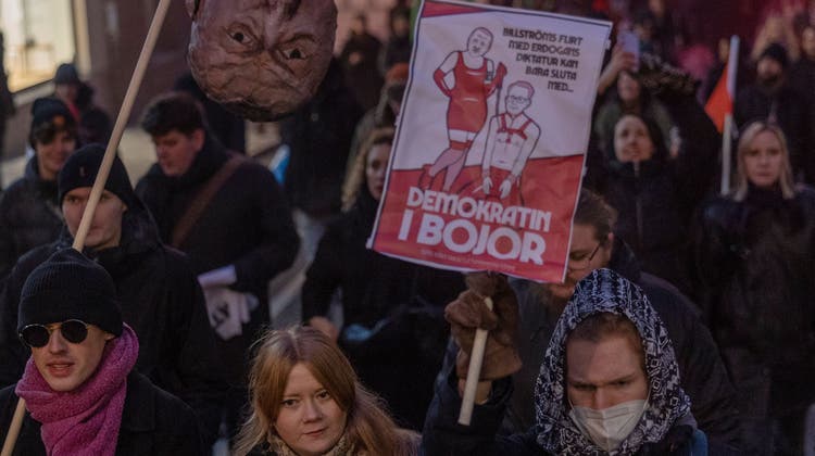 Demonstrationszug in Stockholm gegen Erdogans Opposition zu einem Nato-Beitritt Schwedens. Mit dabei auch eine Karikatur, die den türkischen Präsidenten zeigt. An dessen Leine: Schwedens Ministerpräsident Kristersson. (Bild: Jonas Gratzer/ Getty Images Europe)