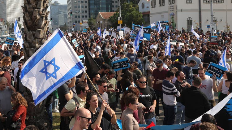 Tausende demonstrieren gegen die israelische Regierung. In Tel Aviv allein sollen es laut Medienberichten gar 100'000 Menschen gewesen sein. (Abir Sultan / EPA)