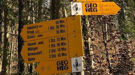Etwa 60 gelbe Geoweg-Wegweiser wurden entfernt. Die neuen Wegweiser für Themenwege müssen weiss sein. (zvg)