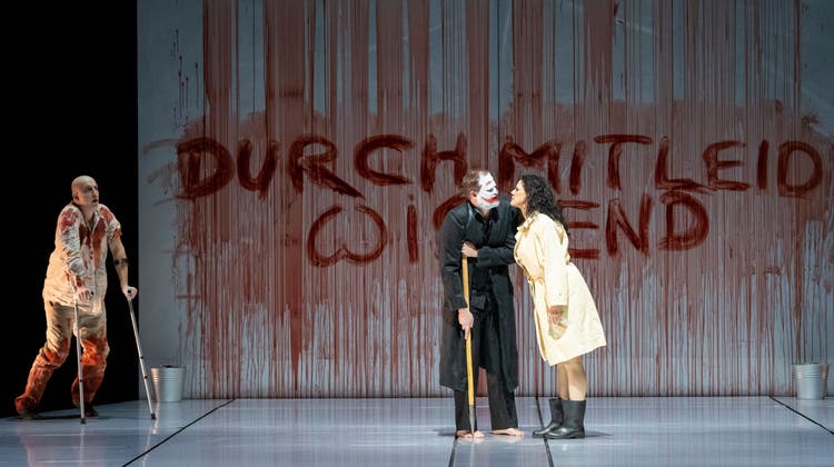 Gurnemanz (Tareq Nazmi), Parsifal (Daniel Johannsson) und Kundry (Tanja Ariane Baumgartner) im 3. Aufzug. (Carole Parodi / Grand Théâtre de Genève)
