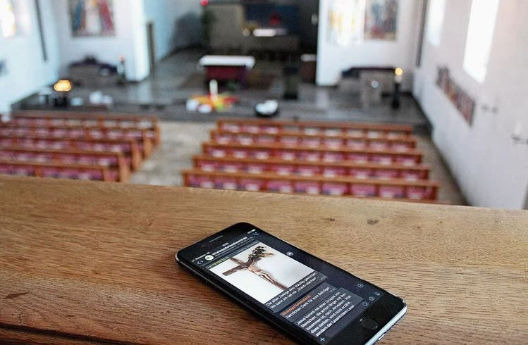 Die Gottesdienste über Whatsapp bringen die Kirche ins Wohnzimmer.