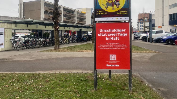 Das Plakat hängt hier am Bahnhofplatz Dietikon vis-à-vis vom Bezirksgebäude. (David Egger)