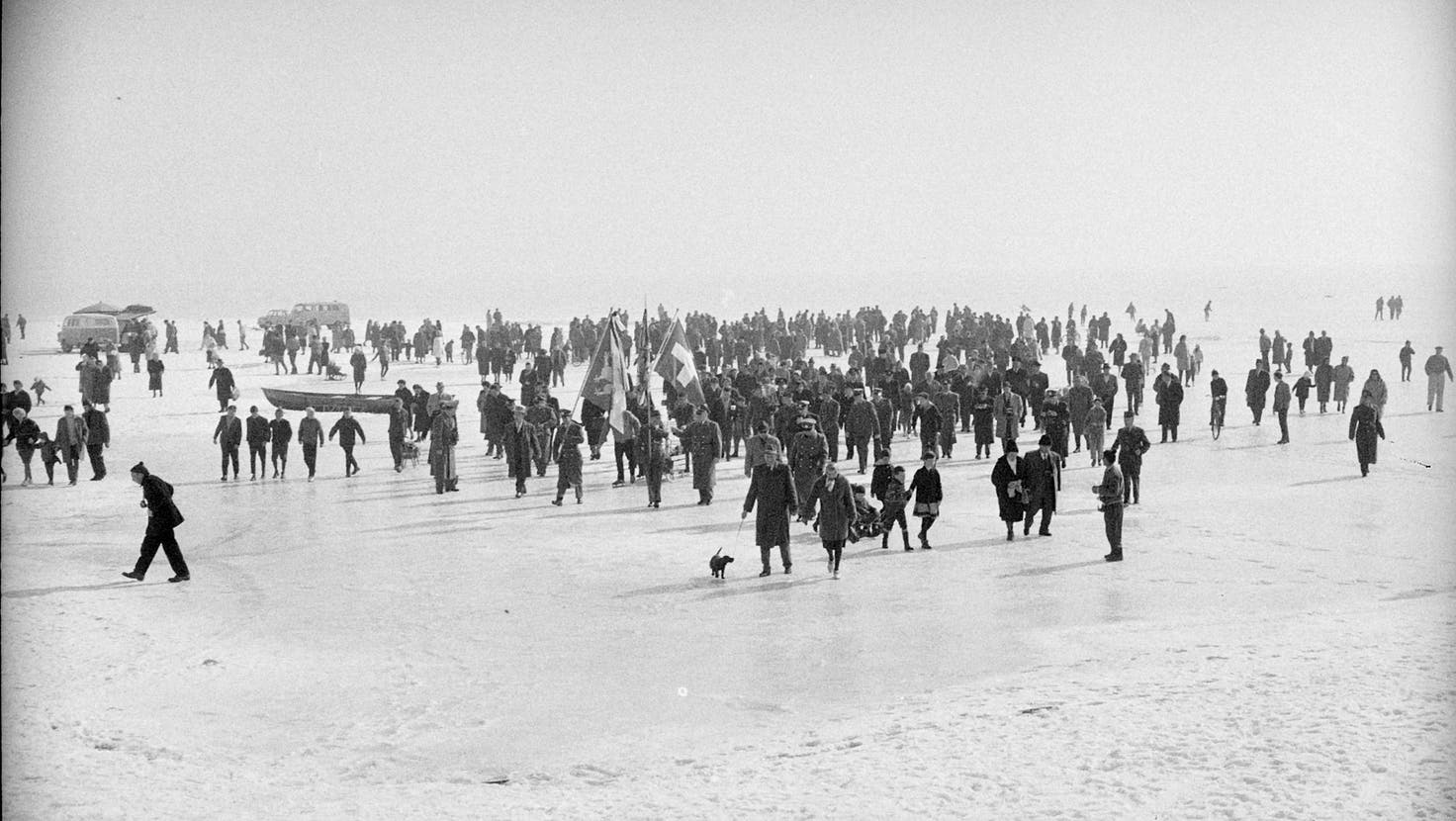 Völkerwanderung auf dem vereisten Bodensee. Zwischen dem 6. Februar und 10. März 1963 liefen Zehntausende vom Schweizer Ufer zum deutschen – und umgekehrt. (Bild: Ullstein Bild Dtl./ullstein bild)