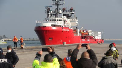 Am 31. Dezember 2022 legte die «Ocean Viking» nach einem langen Umweg am Adriahafen von Ravenna an. (Pasquale Bove/EPA)