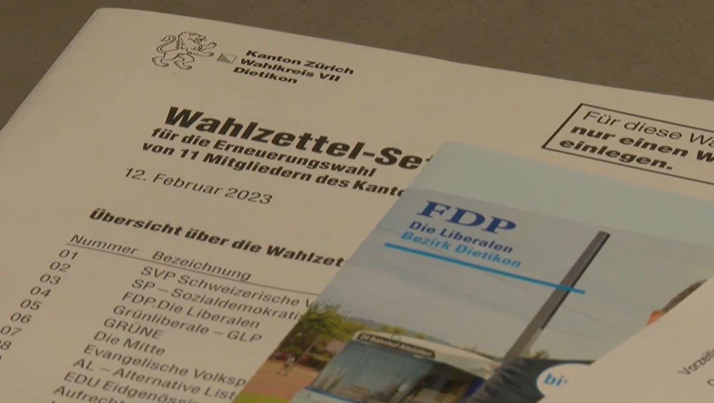Die Gemeinde Geroldswil hatte den Wahlcouverts für die Kantonsrats- und Regierungsratswahlen 2023 einen FDP-Flyer beigelegt, der für die FDP-Kantonsratskandidierenden und die FDP-Regierungsratskandidierenden warb. Das war unzulässig, wie nun auch die Antwort des Kantons auf den Stimmrechtsrekurs zeigt. (TeleZüri)