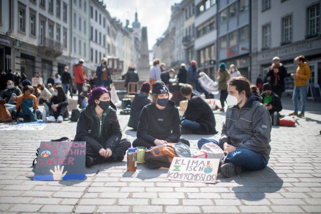 Jugendliche beim Sitzstreik fürs Klima am internationalen Klimastreiktag am Freitag, 19. März 2021, in St.Gallen. Solche Aktivitäten sollen für Mittelschülerinnen und -schüler künftig nicht mehr möglich sein. 
