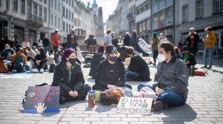 Jugendliche beim Sitzstreik fürs Klima am internationalen Klimastreiktag am Freitag, 19. März 2021, in St.Gallen. Solche Aktivitäten sollen für Mittelschülerinnen und -schüler künftig nicht mehr möglich sein. (Bild: Benjamin Manser)