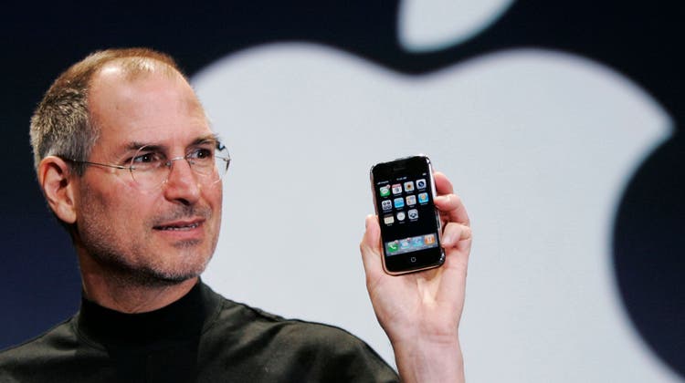 Apple-CEO Steve Jobs bei der Präsentation des brandneuen iPhones 2007. (Paul Sakuma/AP)