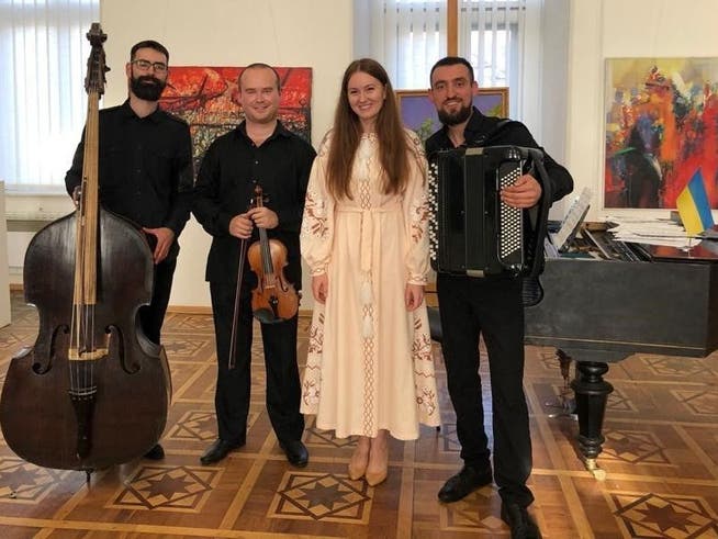 Das Kyiv Tango Orchestra mit Nazar Stets, Nazar Barvinskyi, Tetiana Pavlichuk-Tyshkevych und Ostap Konashuk (v.l.) gastiert im Gartensaal der Villa Boveri.