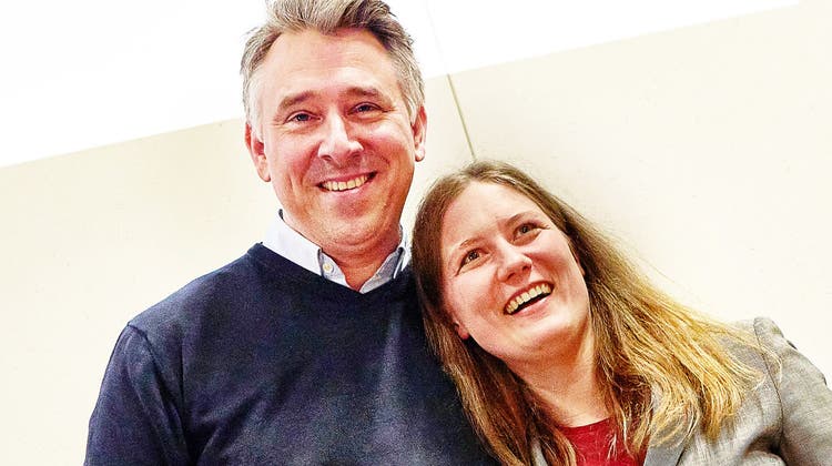 Der Bremgarter Stefan Dietrich und Nora Langmoen aus Baden freuen sich nach der Bekanntgabe ihrer Wahl zum neuen Co-Präsidium der SP Aargau am Parteitag im April 2022 in Oberkulm. (Henry Muchenberger)