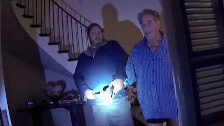 Verstörende Aufnahmen: Polizei zeigt Videos vom Hammer-Angriff auf Nancy Pelosis Ehemann