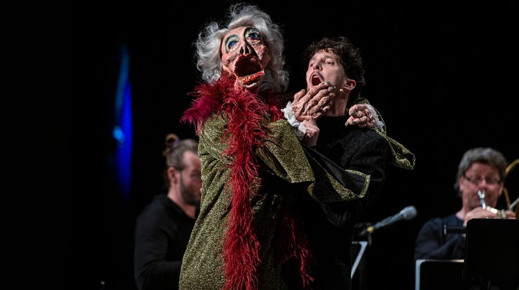 Er singt, sie singt: Puppenspieler und Sänger Nikolaus Habjan erweckt «Lady Bug» und Georg Kreislers Chansons mühelos zum Leben. (Bild: Stefan Kaiser (Zug, 27. Januar 2023))