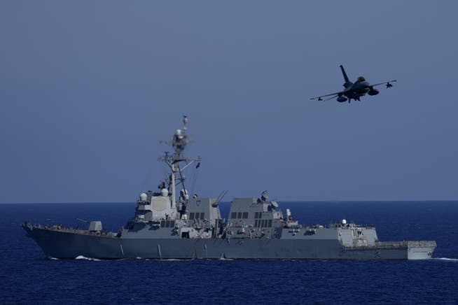 Ein türkischer F-16-Jagdbomber überfliegt in der Ägäis während eines Nato-Manövers den US-Zerstörer «USS Forrest Sherman». Die Ukraine würde mit Handkuss beide Waffentypen übernehmen.