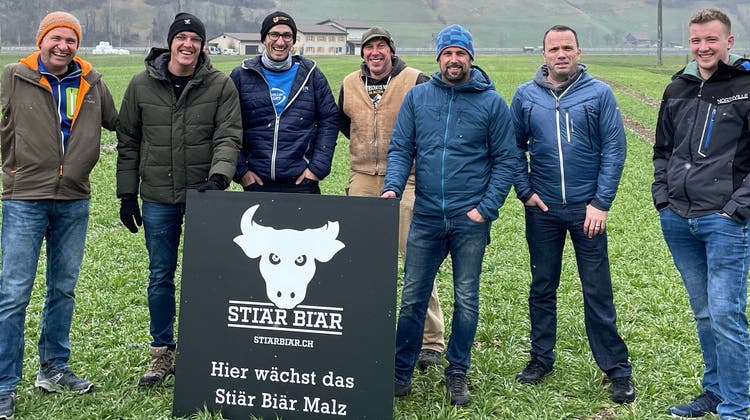 Die Verantwortlichen der IG Braugerste Uri und die Stiär Biär AG auf dem Feld, wo bald Urner Malz wachsen soll. (Bild: PD)