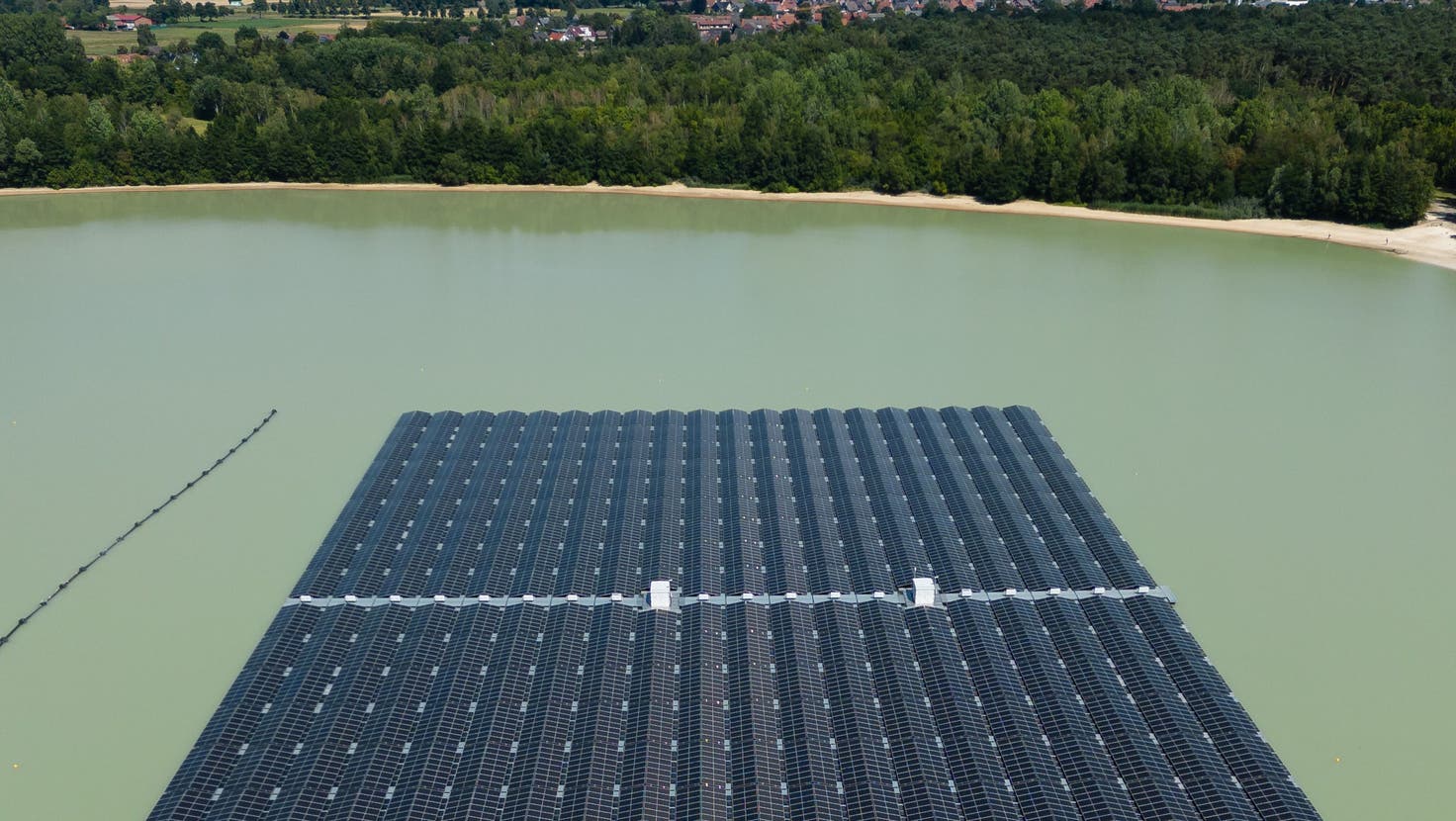 Das Stauwehr des Rheinkraftwerks Albbruck-Dogern mit dem Aubecken (links), wo das geplante Solarkraftwerk gebaut werden soll. Rechts Leibstadt mit dem Kernkraftwerk. (Sandra Ardizzone)