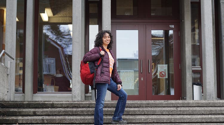 Lamiah Hammam vor der Kanti Wattwil, wo sie das Schwerpunktfach Mathematik und Physik besucht. (Bild: Alec Nedic)