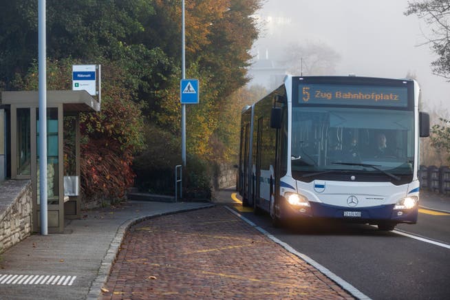 Die Buslinie Zug-Walchwil-Zug in der Zuger Räbmatt. Nach dem neuen Schema des Bundes steht auf diesem Bus ab Dezember 2023 die Zahl 605.