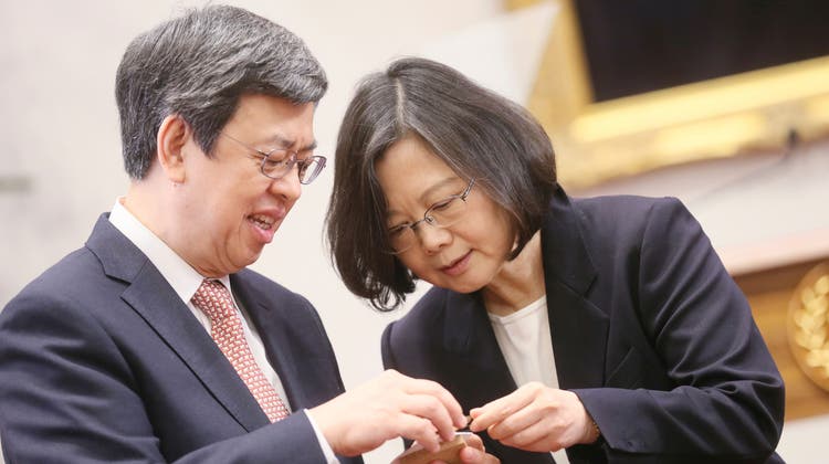 Taiwans neu gewählter Ministerpräsident, Chen Chien-jen, mit Präsidentin Tsai Ing-wen. (AP)