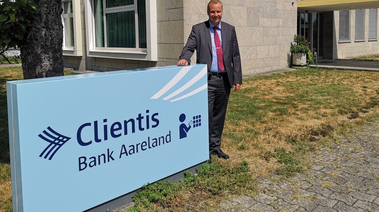 Hansjörg Gloor, Vorsitzender der Geschäftsleitung der Clientis Bank Aareland, mit dem Logo der Bank. (Urs Helbling)