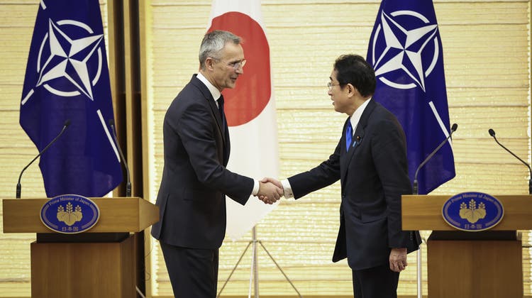 NATO-Generalsekretär Jens Stoltenberg und Japans Premierminister Fumio Kishida bei der gemeinsamen Pressekonferenz in Tokio. (Takashi Aoyama / AP)