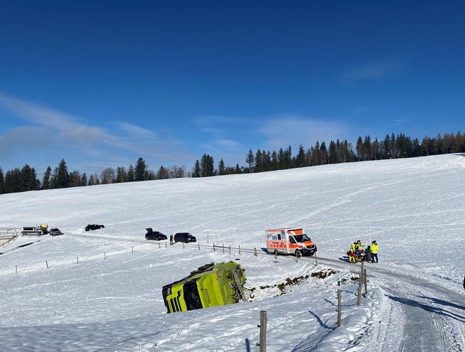 Auf der schneebedeckten Fahrbahn ist ein Lastwagen von der Strasse abgekommen und im Wiesland liegengeblieben (Mitteilung vom Dienstag, 31.01.2023, 15:20 Uhr).