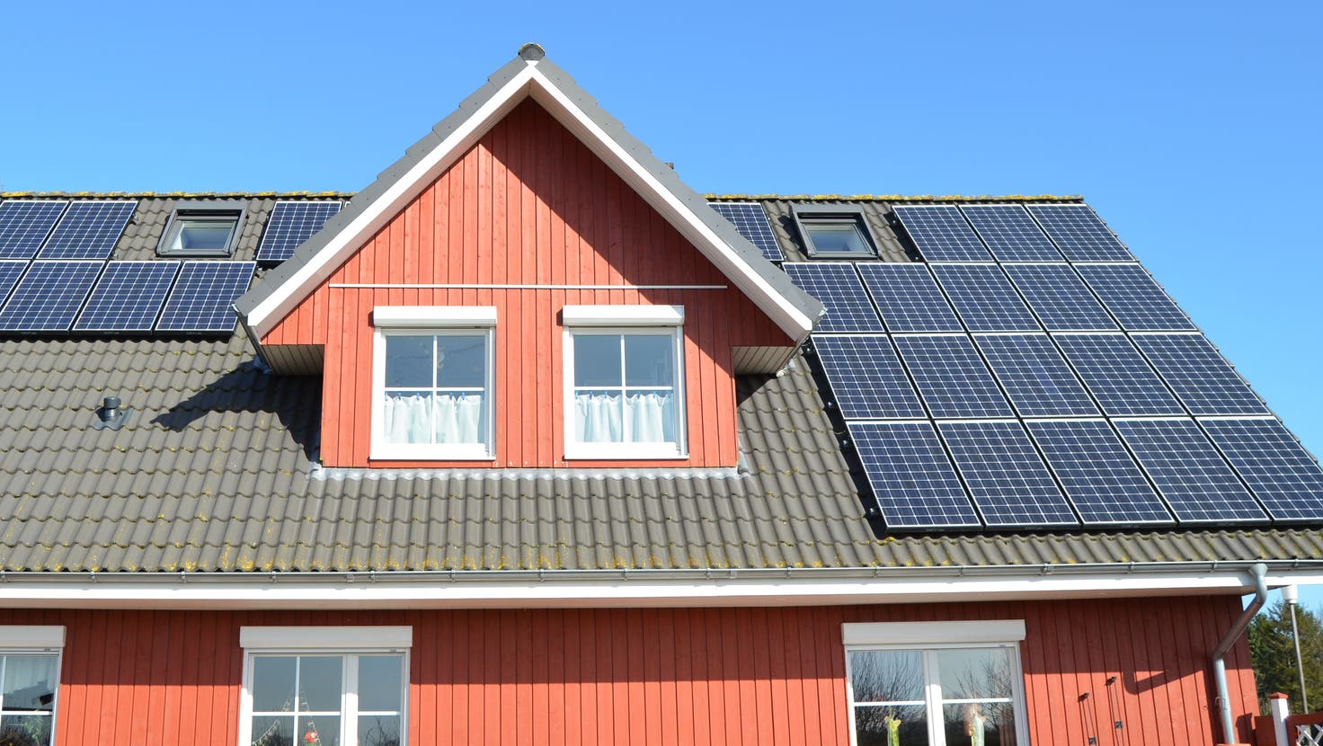 Grosses Potenzial, selten ausgereizt: Der Solarausbau auf Schweizer Hausdächern könnte rascher vonstatten gehen, besagt eine Studie der ETH. (49981706,fotolia)
