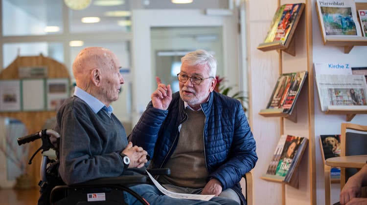 Hausarzt Emil Schalch (rechts) im Gespräch mit Zentrumsbewohner Paul Müller im Zentrum Breiten in Oberägeri. (Bild: Stefan Kaiser (20. Januar 2023))