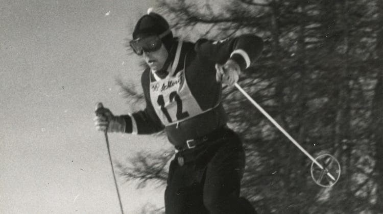 Das Schweizer Skiteam an den Olympischen Winterspielen von 1948 in St. Moritz mit den beiden Engelbergern Adolf Odermatt (Erster von links) und Ralph Olinger (Achter von links). (Bild: Familienarchiv Olinger)