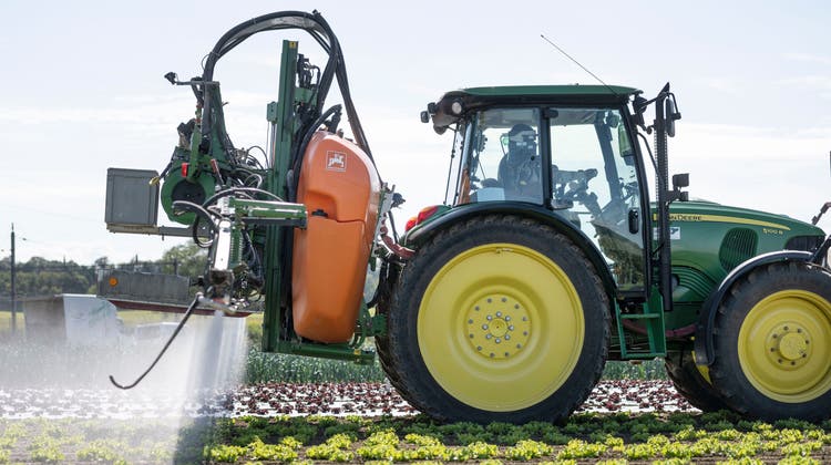 Ein Bauer bringt Pflanzenschutzmittel auf seinem Feld aus. (Christian Beutler / KEYSTONE)