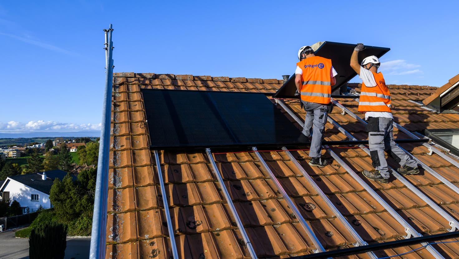 Grosses Potenzial, selten ausgereizt: Der Solarausbau auf Schweizer Hausdächern könnte rascher vonstatten gehen, besagt eine Studie der ETH. (Jean-Christophe Bott / Keystone)