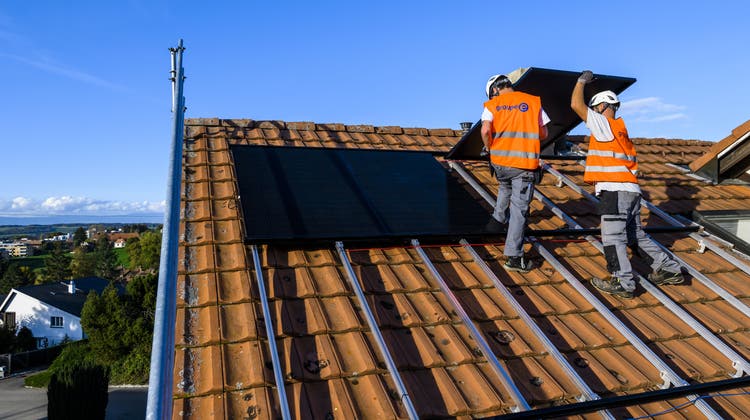 Grosses Potenzial, selten ausgereizt: Der Solarausbau auf Schweizer Hausdächern könnte rascher vonstatten gehen, besagt eine Studie der ETH. (Jean-Christophe Bott / Keystone)