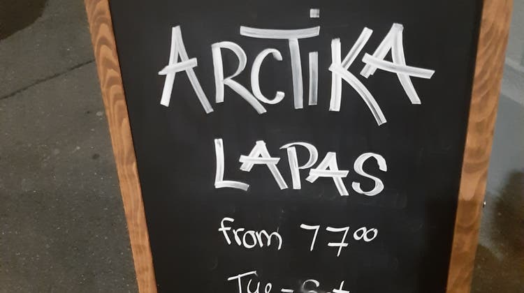 Eine Tafel vor dem Zürcher «Arctika». (bez)