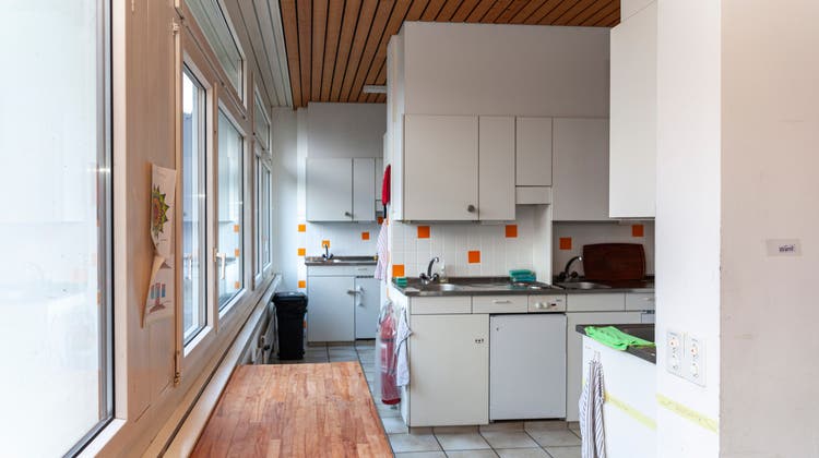 Auf jedem Stock hat es eine Küche: Immer zwei Jugendliche teilen sich ein Kochfeld und einen Kühlschrank. (Mathias Förster)