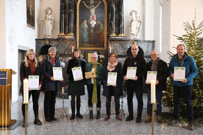 Mitglieder des Umweltteams der Katholischen Kirche Stadt Luzern mit dem Zertifikat in der Peterskapelle.