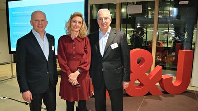 Von links: Andreas Umbach, Präsident Zuger Wirtschaftskammer; Karin Kofler, Geschäftsführerin ZWK; Andrea Ostinelli, Head of Campus Switzerland Johnson&Johnson (Bild: PD)