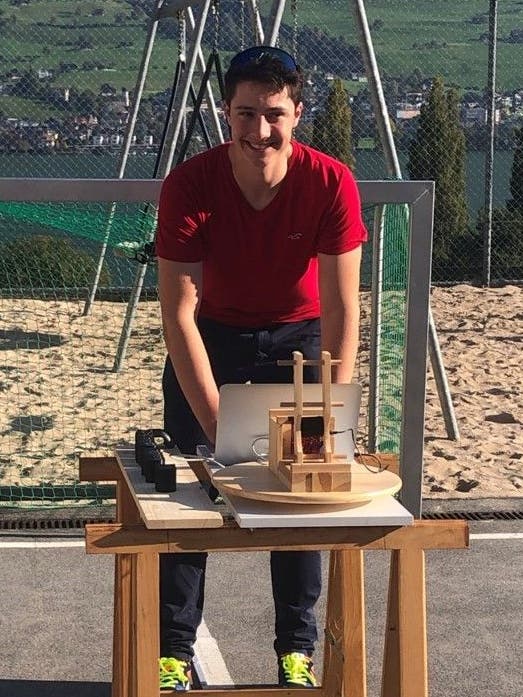 Der Obwaldner Schüler Alexander Bannwart entwickelte eine Linse, die mit Radarstrahlung als Kollisionswarngerät funktioniert.