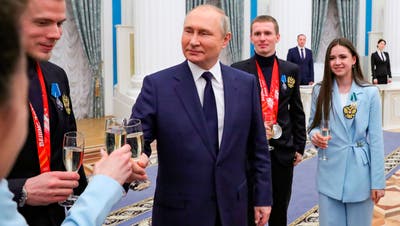 Für Russlands Propaganda ist der Sport ein wertvolles Instrument. Präsident Putin stösst mit den erfolgreichen seiner «neutralen » Athletinnen und Athleten an den Olympischen Winterspielen in Peking an. (EPA)