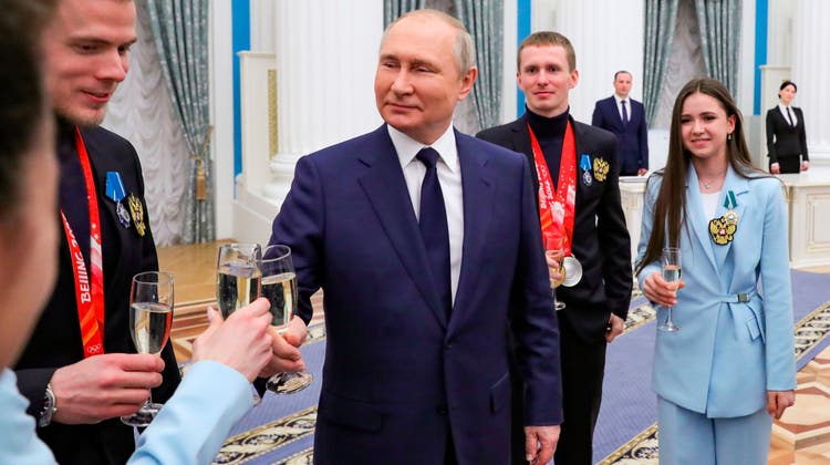 Für Russlands Propaganda ist der Sport ein wertvolles Instrument. Präsident Putin stösst mit den erfolgreichen seiner «neutralen » Athletinnen und Athleten an den Olympischen Winterspielen in Peking an. (EPA)