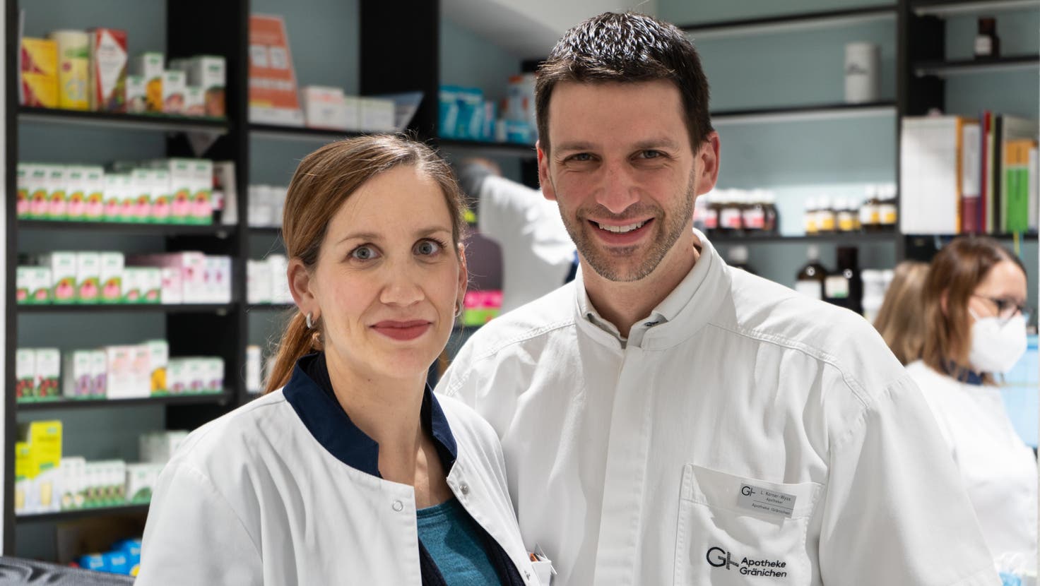 Lukas Korner und seine Frau Sara Korner-Wyss in ihrer Apotheke in Gränichen, wo sie inzwischen Medikamente selber herstellen. (Bild: Michael Küng)