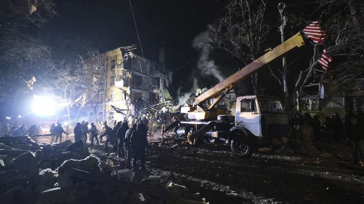 Rettungskräfte räumen die Trümmer nach dem Raketenangriff weg. (Yevgen Honcharenko / AP)