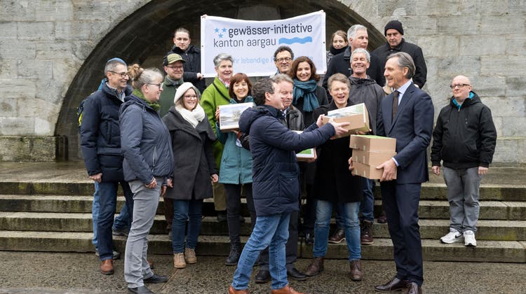 Gewässer-Initiative: Das Komitee um Pro-Natura-Geschäftsführer Matthias Betsche (mitte) übergibt die Unterschriften an die Staatskanzlei, vertreten durch Generalsekretär Dieter Kindlimann. (Bild: Alex Spichale)