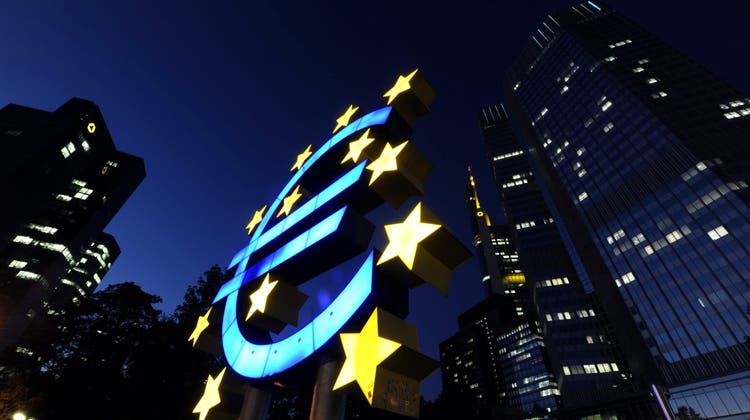Das Euro-Zeichen, aufgenommen am Mittwoch (28.09.11) vor der Europäischen Zentralbank (EZB) in Frankfurt am Main. (Patrick Sinkel / dapd)
