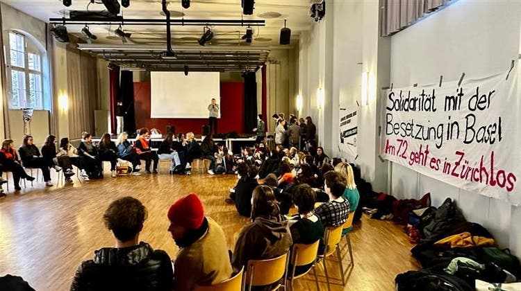 Schülerinnen und Schüler besetzen die Aula des Gymnasiums Münchenstein. (Bild: Kenneth Nars)