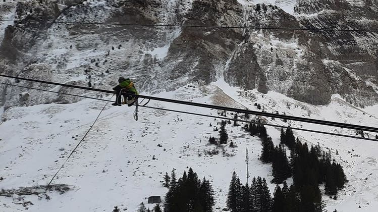 Höhenangst darf dieser Seilbahntechniker keine haben: Er balanciert auf über 30 Metern Höhe auf dem Tragseil. (Bild: PD)