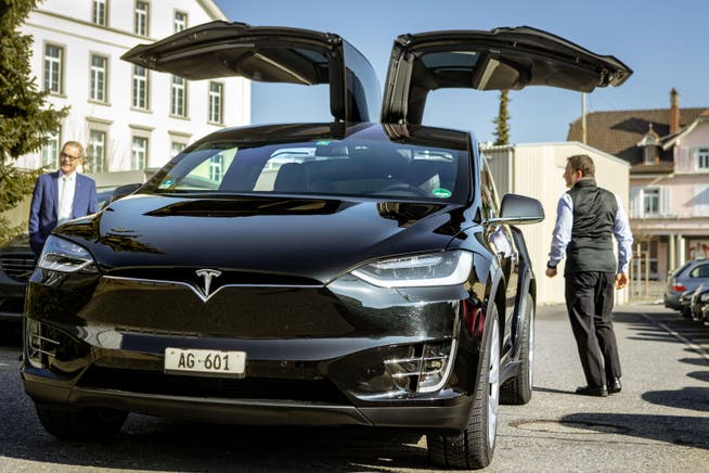 Auch dem Aargauer Regierungsrat steht ein E-Auto zur Verfügung – ein Tesla mit Flügeltüren, hier im Februar 2019 in Reinach.