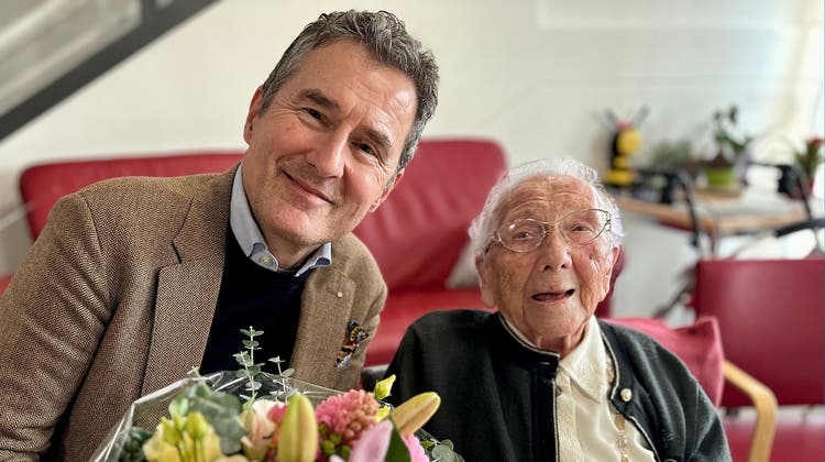 Doris Zürcher freut sich über den Besuch des Zuger Stadtpräsidenten André Wicki. Doris Zürcher feiert den 101. Geburtstag. (Bild: PD)