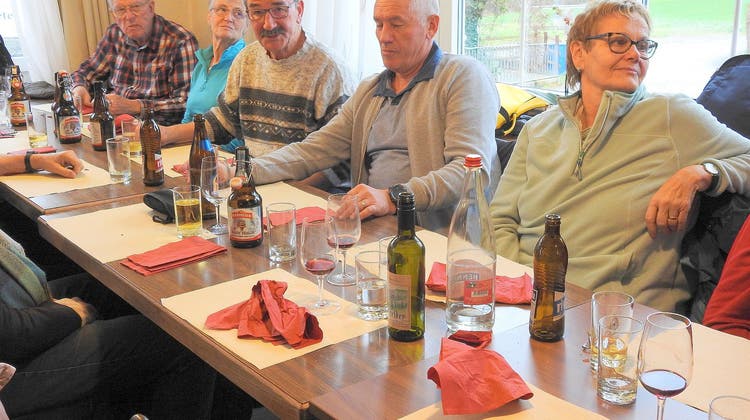 Wandergruppe zu Besuch im Aargauischen Weinbaumuseum in Tegerfelden