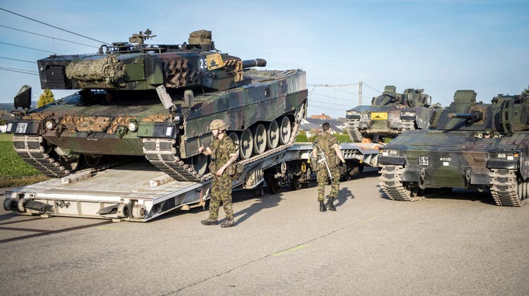 Armeetransport im Thurgau im Jahr 2019, im Vordergrund ein Leopard-Panzer. Im Parlament wird wegen des Ukraine-Kriegs die Idee diskutiert, stillgelegte Leopard-Panzer zu verkaufen, etwa an Deutschland. (Bild: Reto Martin)