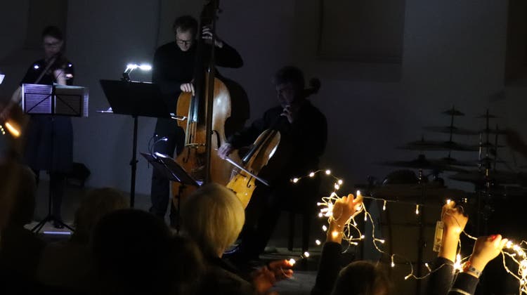 Lichterkette bis ins Weltall: Das Ensemble Klangkombi im Marianischen Saal Luzern. (zvg)